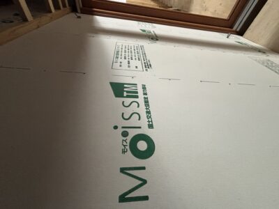 福岡県八女郡広川町周辺の住宅工事で耐力面材モイスTMを施工している様子